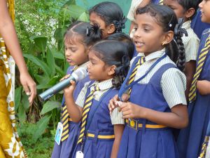 The school children greet the visitors from Germany